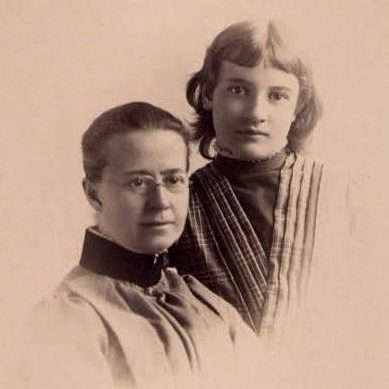 photo of two girls Ida Eliot and Bertha Lincoln